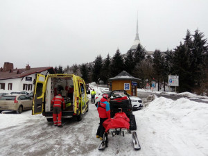 Sáňkařka z Německa narazila do zaparkované rolby, poranila si hlavu