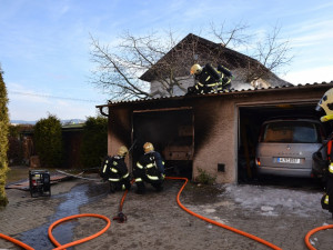V Doubské ulici hořela garáž. Požár způsobila závada na motoru zaparkovaného auta