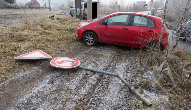 Řidička vyjela mimo silnici.