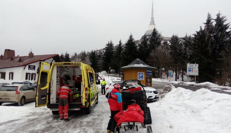 Na Ještědu se zranila snowboardistka.
