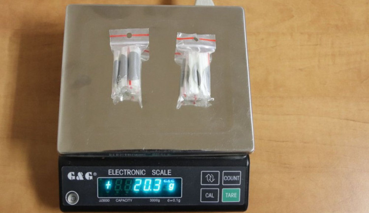 Policie zadržela v centru Liberce cizince se třinácti sáčky naplněnými krystalickou látkou.