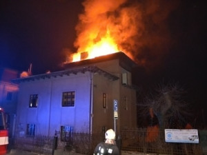 FOTO: V centru Liberce v noci hořelo. Dva muži jsou s popáleninami na Vinohradech