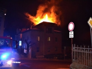 FOTO: V centru Liberce v noci hořelo. Dva muži jsou s popáleninami na Vinohradech.