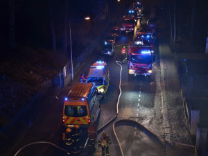 FOTO: V centru Liberce v noci hořelo. Dva muži jsou s popáleninami na Vinohradech.