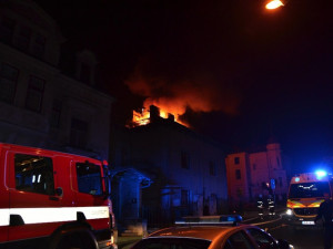 FOTO: V centru Liberce v noci hořelo. Dva muži jsou s popáleninami na Vinohradech.