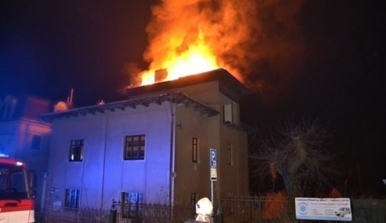 FOTO: V centru Liberce v noci hořelo. Dva muži jsou s popáleninami na Vinohradech.