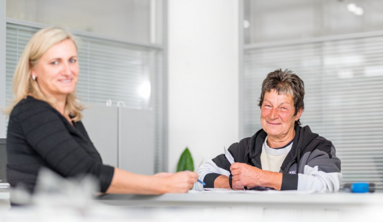 Po čtyřiceti letech práce na poště skončila na ulici. Nechtěla jsem se s tím smířit, říká paní Věra.