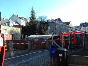 Požár v centru Liberce vyhnal z domova šestnáct osob. Škoda jde do statisíc korun.