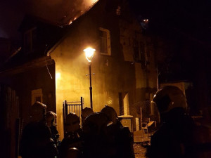 Požár v centru Liberce vyhnal z domova šestnáct osob. Škoda jde do statisíc korun.