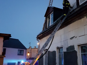 Požár v centru Liberce vyhnal z domova šestnáct osob. Škoda jde do statisíc korun.