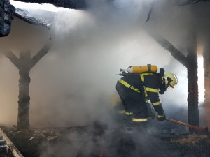 Požár v centru Liberce vyhnal z domova šestnáct osob. Škoda jde do statisíc korun.