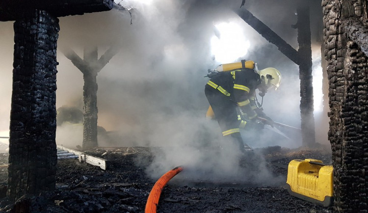 Požár v centru Liberce vyhnal z domova šestnáct osob. Škoda jde do statisíc korun.