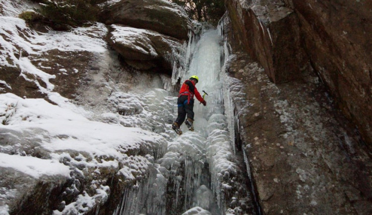 Na Štolpišském ledopádu lezci kombinují zábavu s průzkumem