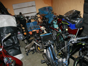 Během tří let vykradli osm desítek garáží. Policie hledá majitele kradených věcí
