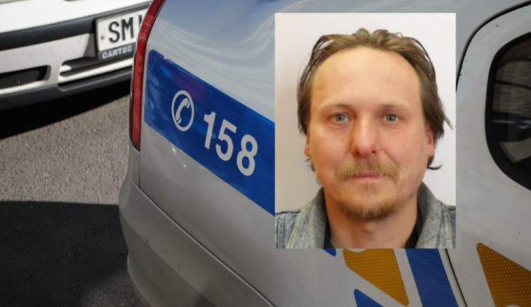 Policie stále pátrá po bezdomovci, kterému hrozí amputace nohou. Nutně potřebuje lékařskou péči.