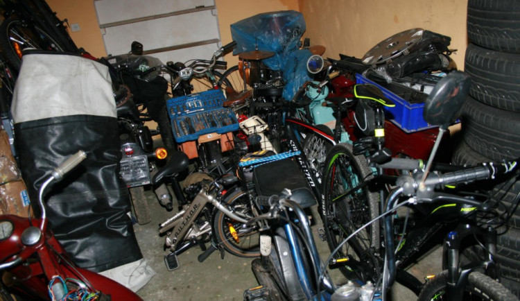 Malá část ukradených věcí.