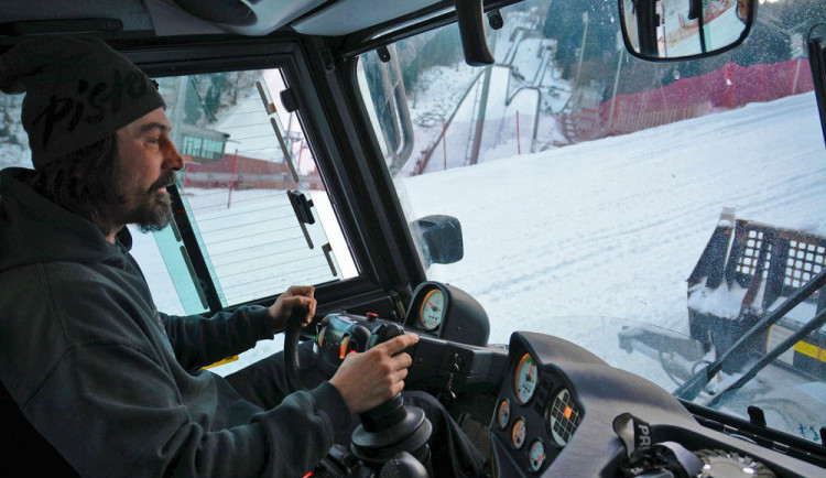 Petr Tomášek v rolbě na sjezdovce F10.