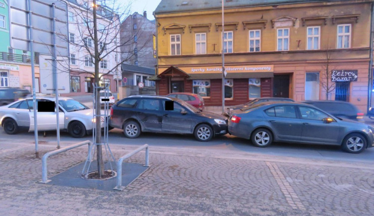 Řidič nedobrzdil a narazil do Octavie stojící před ním. Škodovku posunul na další auto.