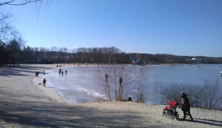 Máchovo jezero zamrzlo, v přístavišti rozbíjejí led kolem lodí.