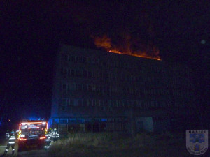 Vybydlený Kovák v Chrastavě hořel. Požár zaměstnal profesionální i dobrovolné hasiče.