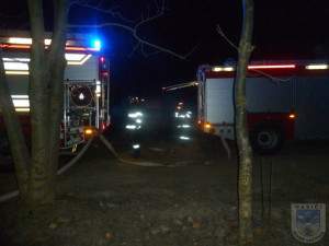 Vybydlený Kovák v Chrastavě hořel. Požár zaměstnal profesionální i dobrovolné hasiče.