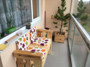 Liberecká dílna stále tvoří z palet.