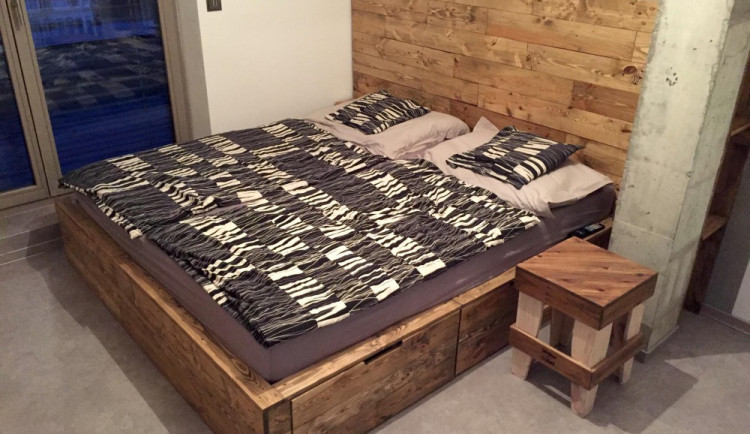 Liberecká dílna stále tvoří z palet.