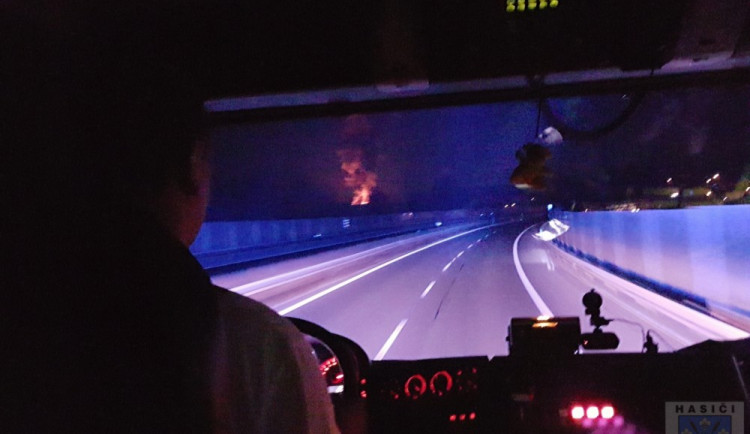 Vybydlený Kovák v Chrastavě hořel. Požár zaměstnal profesionální i dobrovolné hasiče.