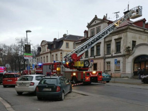Požár v centru Liberce zkomplikoval dopravu v okolí bývalé galerie.