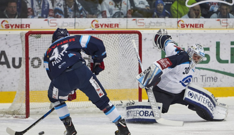 Tomáš Fillipi má odkrytou bránu, ve velké šanci ale trefí pouze tyč.