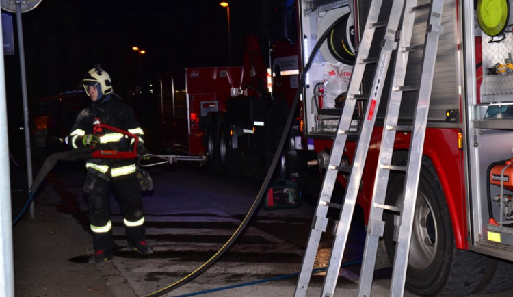 Požár v centru Liberce zkomplikoval dopravu v okolí bývalé galerie.