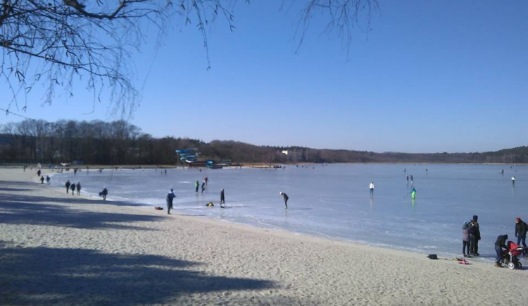 Zamrzlé Máchovo jezero.
