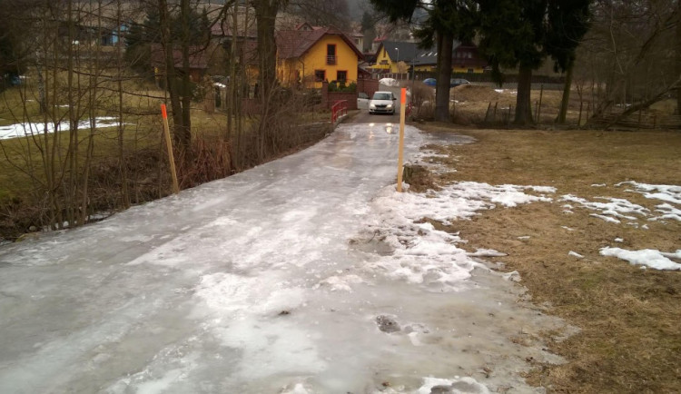 Řidiče trápí na několika místech ledové plotny. Voda zamrzla v propustcích a nemá kam odtékat