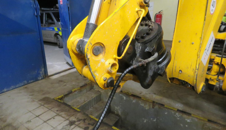 Hydraulickou rukou zavadil o betonový sloup.