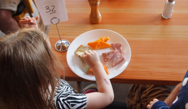 Liberecký kraj chce dál platit školní obědy dětem z chudých rodin