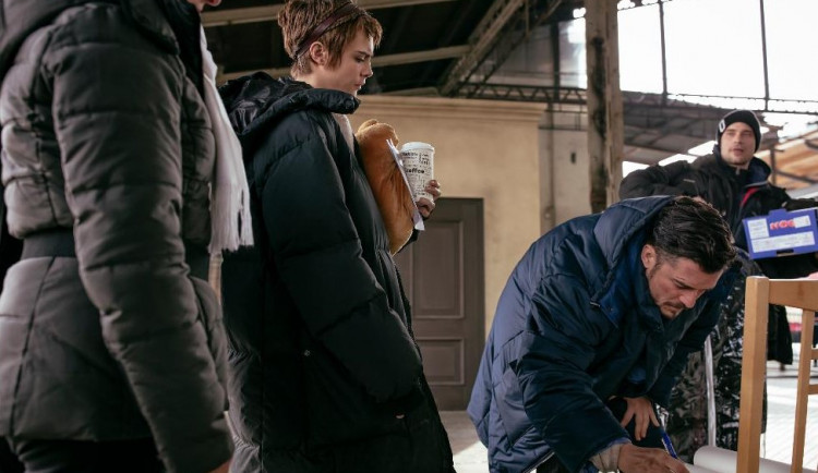 Orlando Bloom při podpisu do kroniky města.