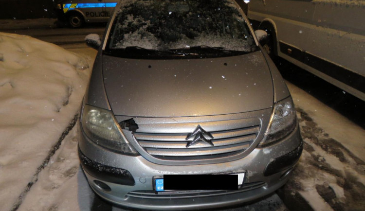 Policie se dojela domů pro řidiče, který v úterý srazil chodkyni a odjel z místa nehody.