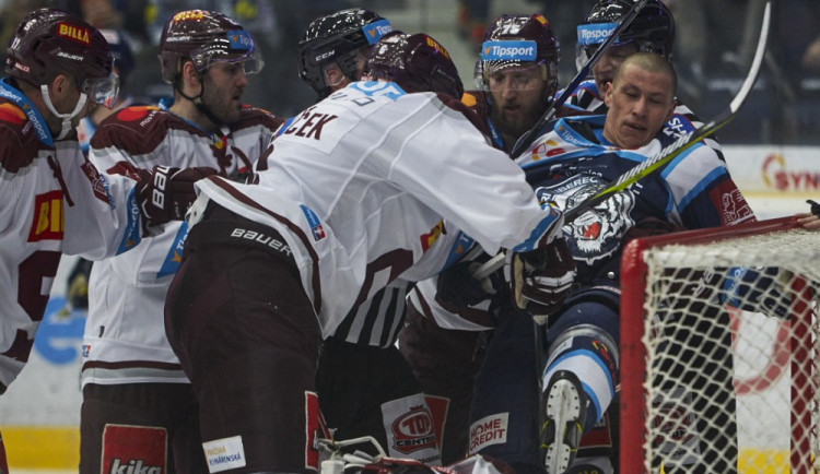 Nervózní duel zvládli Tygři lépe