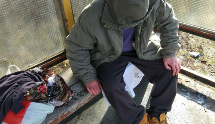 Strážníci zachránili bezdomovce, který tři dny seděl v autobusové zastávce