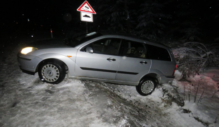 Řidič dostal smyk a narazil do značky Nebezpečí smyku.