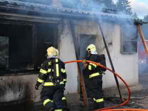 FOTO: Požár autolakovny zaměstnal více než čtyři desítky hasičů