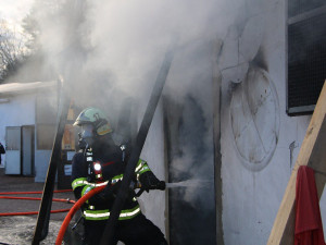 Požár autolakovny zaměstnal více než čtyři desítky hasičů.