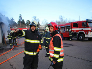 Požár autolakovny zaměstnal více než čtyři desítky hasičů.