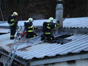 Požár autolakovny zaměstnal více než čtyři desítky hasičů.