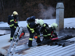 Požár autolakovny zaměstnal více než čtyři desítky hasičů.