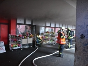 V Jablonci uprostřed sídliště hořela vietnamská prodejna.