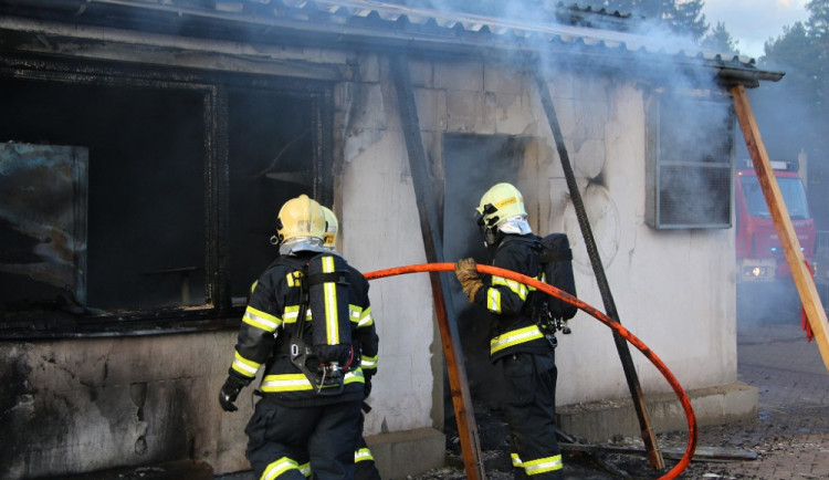 Požár autolakovny zaměstnal více než čtyři desítky hasičů.