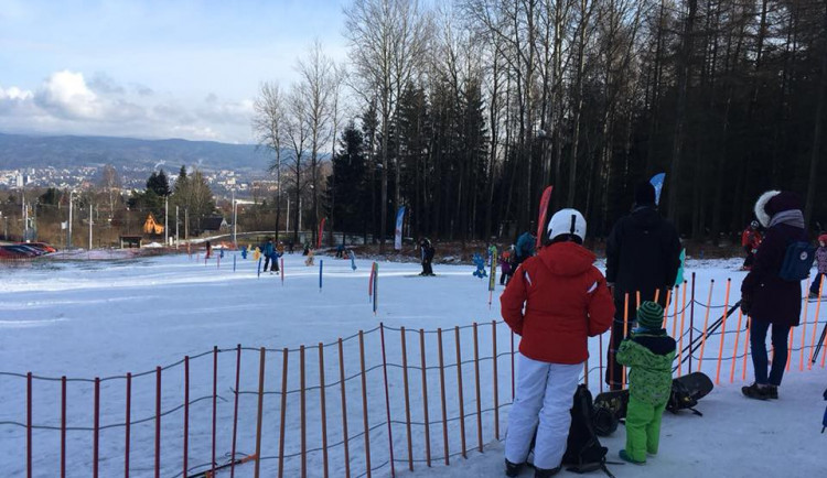 Jarní lyžování přilákalo do hor v kraji tisíce lidí. Areály se připravují na ukončení provozu