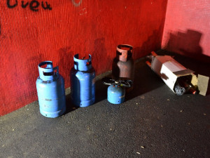 Při sobotním požáru v Jablonci se zranil jeden ze zasahujících hasičů.