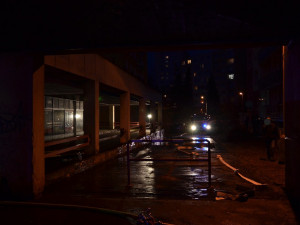 Při sobotním požáru v Jablonci se zranil jeden ze zasahujících hasičů.